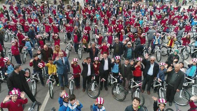 Merkezefendide 21 bin öğrenciye bisiklet dağıtıldı