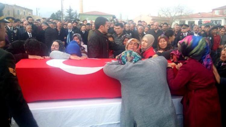 Yüksekovada bir asker, kaza kurşunuyla şehit oldu (3)