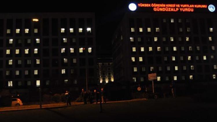 Öğrenci yurdu binasında pencere ışıklarıyla Afrin yazısı