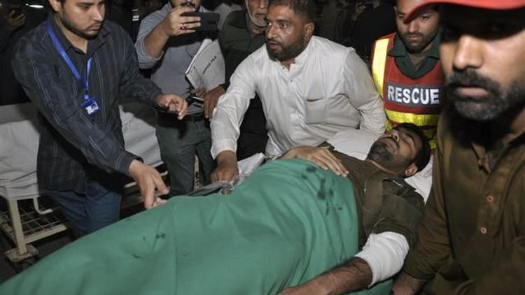 Pakistanda cemaat toplantısına canlı bomba saldırısı: 8 ölü