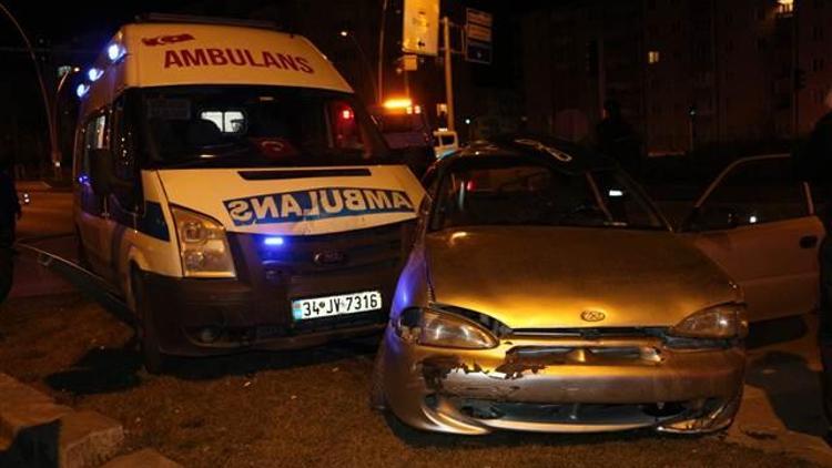 Ambulans ile otomobil çarpıştı: 6 yaralı