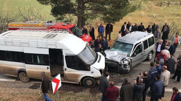 Servis minibüsü ile hafif ticari araç çarpıştı: 14 yaralı