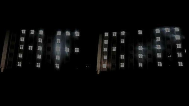 KYK yurdunda öğrenciler, odalarının ışıklarıyla Afrin yazdı