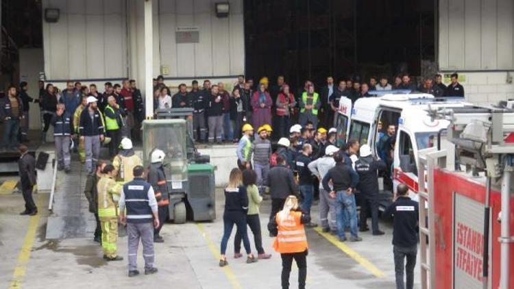 Tuzlada antrepoda raflar işçilerin üzerine devrildi (1)