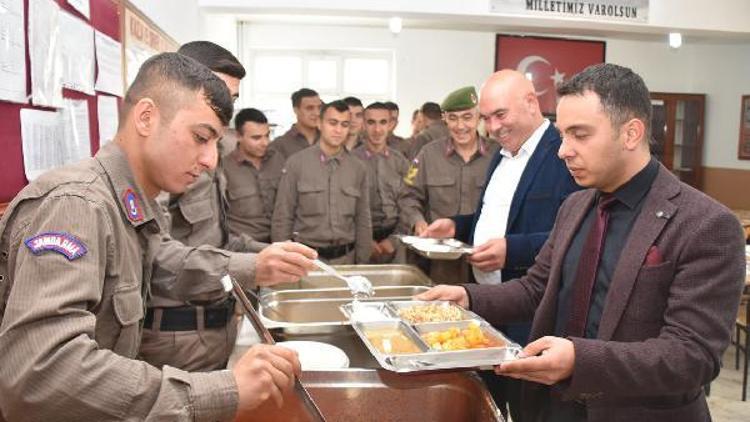 Kaymakam ve Belediye Başkanından askerlere moral ziyareti