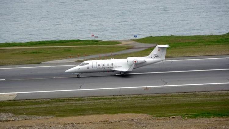 Trabzona acil iniş yapan ambulans uçağın arızası giderildi, İngiltereye uçtu