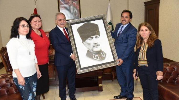 Başkan Karaya Atatürkün özel tablosu hediye edildi