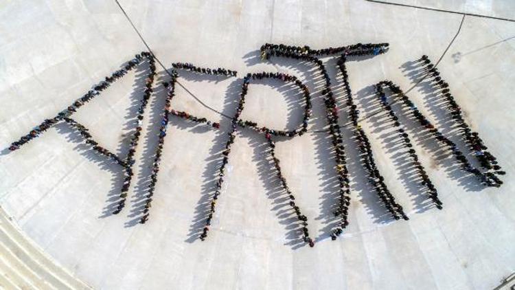 Üniversitesililer Pi işaretiyle Afrin yazdı