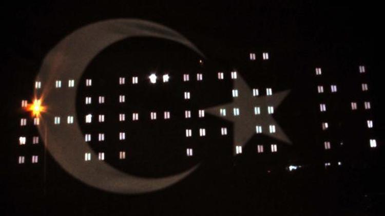 Bitliste üniversiteliler, yurt odalarının ışıklarıyla Afrin yazdı