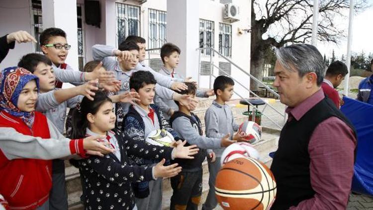 Döşemealtı Belediyesinden okullara malzeme yardımı