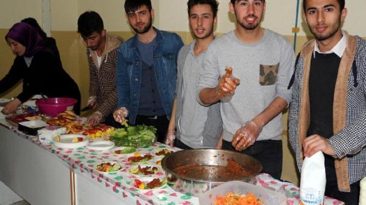 Trafik kazasında ölen öğretmenlerinin ailesi için kermes düzenlediler