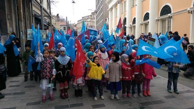 Doğu Türkistanlı yüzlerce kadın ve çocuk İstiklal Caddesinde yürüdü