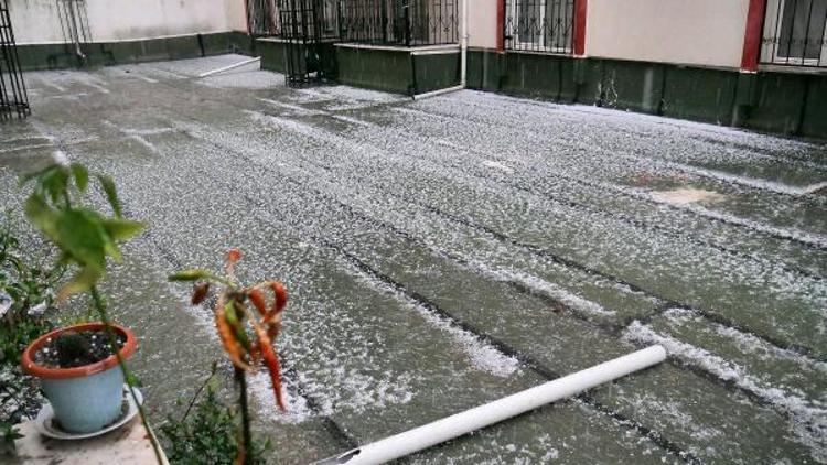 Edremitte yağmur sevindirdi, dolu endişelendirdi