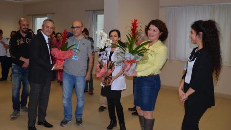 Öğrencilerin yardımına koşan hastane personeline çiçek