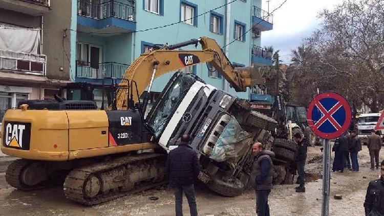 Kamyon çöken yolda devrildi, sürücü araçtan atladı