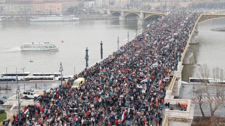 100 bin kişi, Soros’a karşı yürüdü