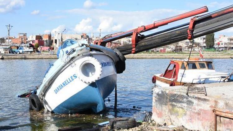 Bakımı yapılıp, çaya indirilen teknenin üstüne vinç düştü