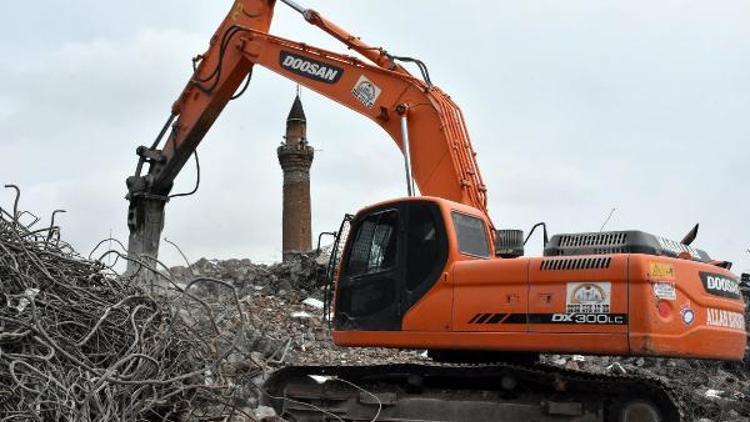 Tarihi minareye zarar vermemek için hassas yıkım