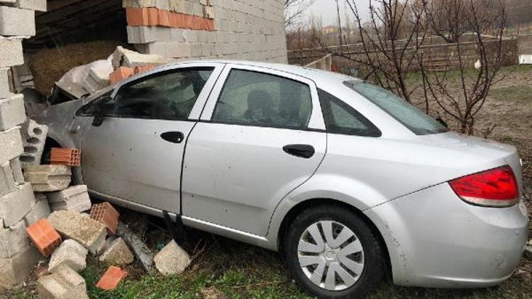 Otomobil samanlık duvarına çarptı: 6 yaralı