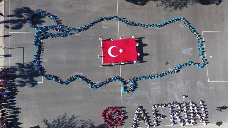 Öğrenciler, Türkiye haritası oluşturup, Afrin yazdı