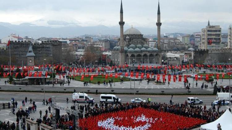 Lise öğrencileri, Mehmetçike destek için Türk bayrağı oluşturdu