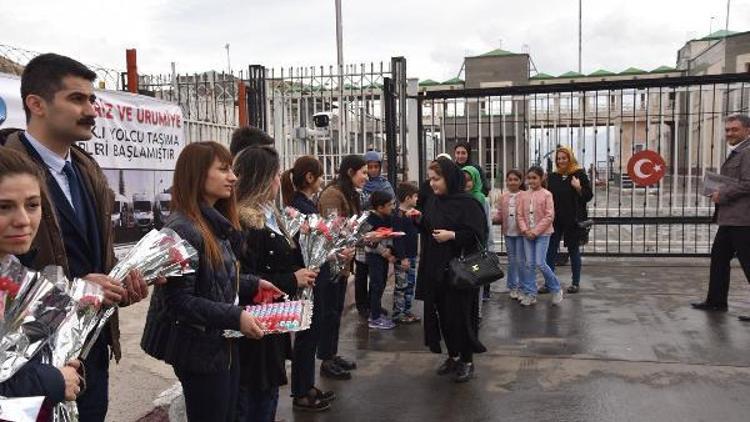 Nevruz tatilinde Türkiyeye gelen İranlı turistler çiçeklerle karşılandı