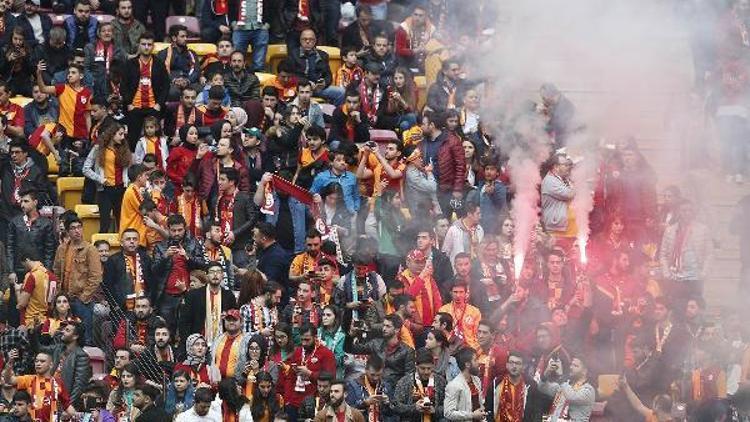 Galatasaray taraftarından derbi öncesi coşkulu destek