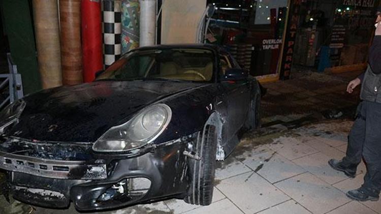 Bağdat Caddesi’nde lüks otomobil dükkana girdi