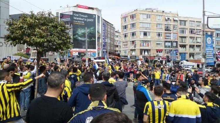 Fenerbahçeli taraftarlar coşkuyla derbiyi bekliyor