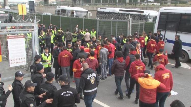 Galatasaray taraftarı TT Stadyumu önünde toplanıyor