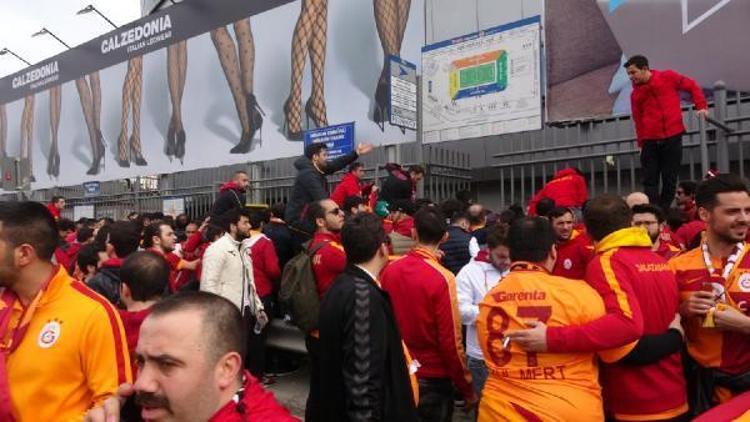 Galatasaray taraftarı Ülker Stadyumuna geldi (FOTOĞRAFLAR)