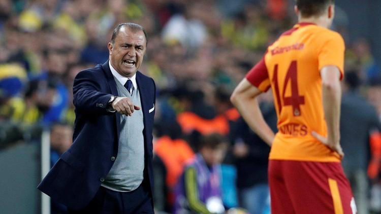 Terim soyunma odasında onları silkeler