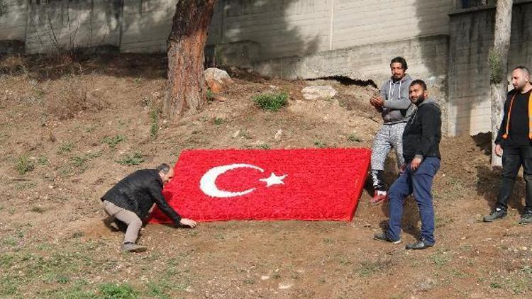 Çanakkale şehitlerini anma töreninde, karanfilden Türk bayrağı