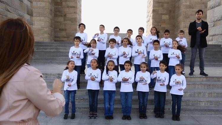 Öğrencilerden işaret diliyle Çanakkale Türküsü