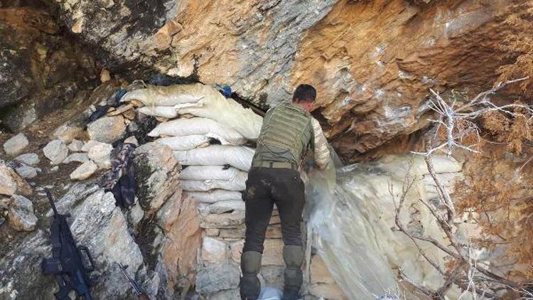 PKK sığınaklarında bomba düzenekleri ve yaşam malzemeleri bulundu