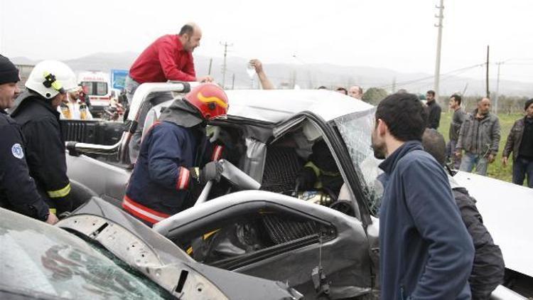 Orhangazıde MHP eski İlçe Başkanı kaza yaptı, eşi öldü, 7 kişi yaralandı