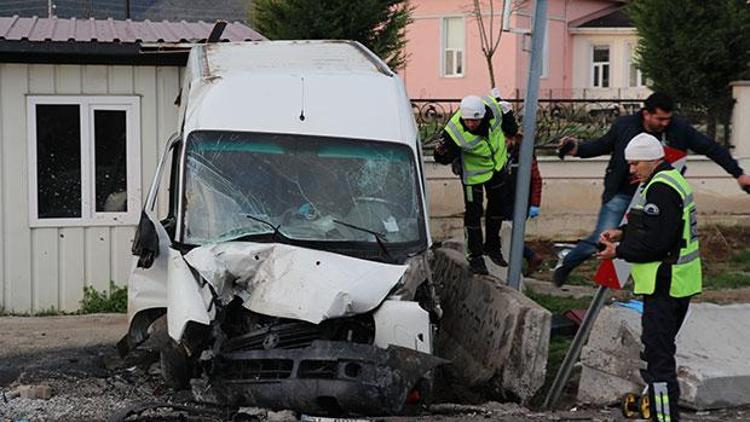 Ters yola girdi, polis kontrol noktasındaki bariyerlere çarptı. Sürücü öldü, polis alarma geçti