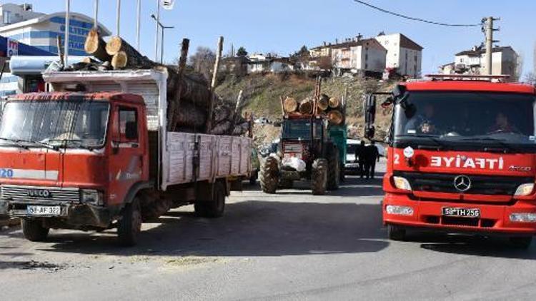 Polis ceza yazınca benzin döküp aracı yakmaya kalkıştı