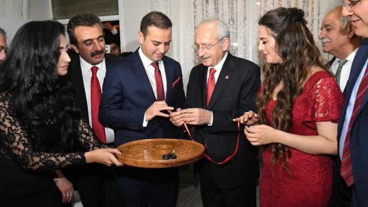 Kılıçdaroğlu, belediye çalışanlarının nişan yüzüklerini taktı