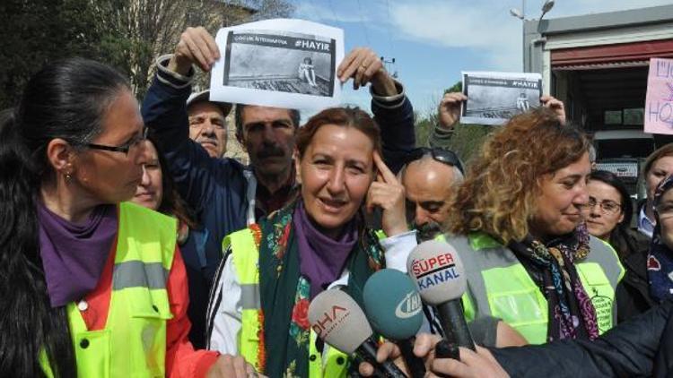 Çanakkaleden Ankaraya yürüyen 3 kadın İnegöle ulaştı