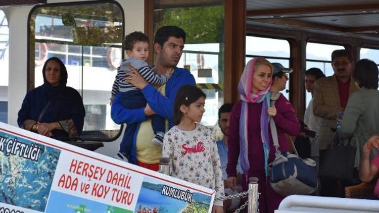 İranlı turistler tekne gezisinde İzmir Marşı ile eğlendi