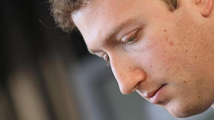 Facebookun patronu bir günde 4 milyar dolarını kaybetti