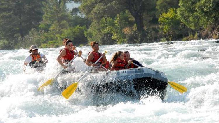 Rafting botları suya iniyor