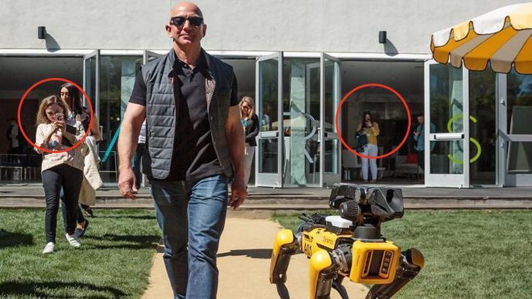 Dünyanın en zengin iş insanının robotunu gören telefonuna sarıldı