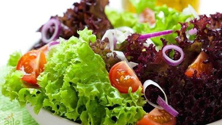 Akdeniz salatası ve baharatlı zeytinyağı tarifi