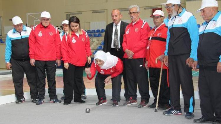 Huzurevi sakinleri Bocce Turnuvasında yarışıyor