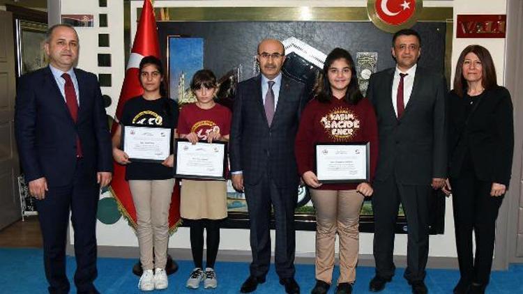 Vali Demirtaş, resim yarışmasında dereceye giren öğrencileri kabul etti