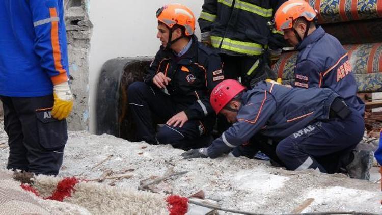 Doğalgaz patlamasında ev enkaza döndü: 1 ölü, 2 yaralı (2)