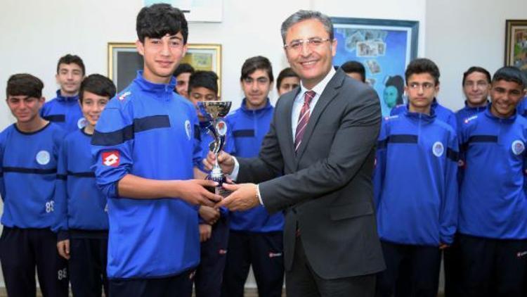 Akdeniz Belediye Spor Kulübü U14 futbol takımı Mersin şampiyonu