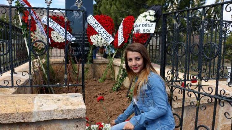 Aşık Veysel, ölümünün 45inci yılında Sivastaki mezarı başında anıldı